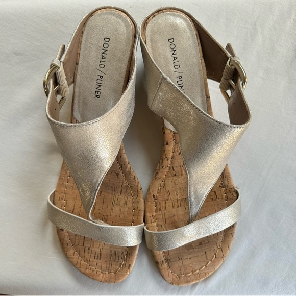 Donald Pliner Gold Dylan Sandal, 9 1/2 - Picture 1 of 11